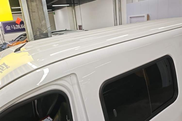 Used Wuling Yangguang 2024 300km Comfort-Grade Passenger Van 60kW Roof