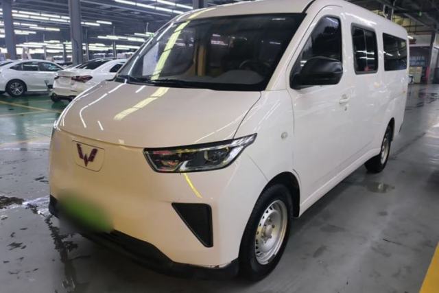 Used Wuling Yangguang 2024 300KM Comfort Version Passenger Van 75kW