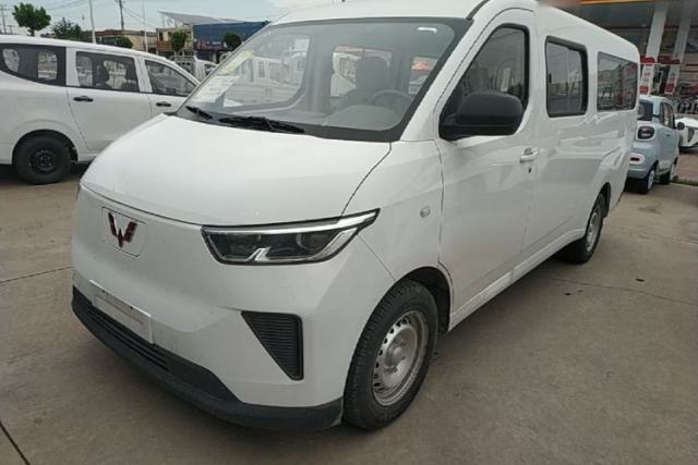 Used Wuling Yangguang 2024 300KM Comfort Version Passenger Van 75kW