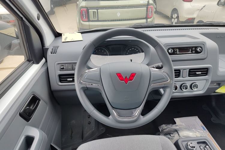 Used Wuling Yangguang 2024 300KM Comfort Version Passenger Van 75kW Steering Wheel