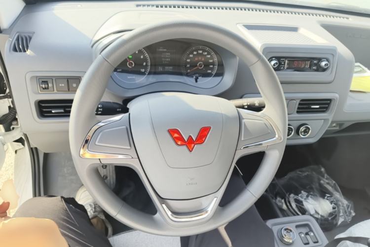 Used Wuling Yangguang 2024 300KM Comfort Version Passenger Van 75kW Steering Wheel