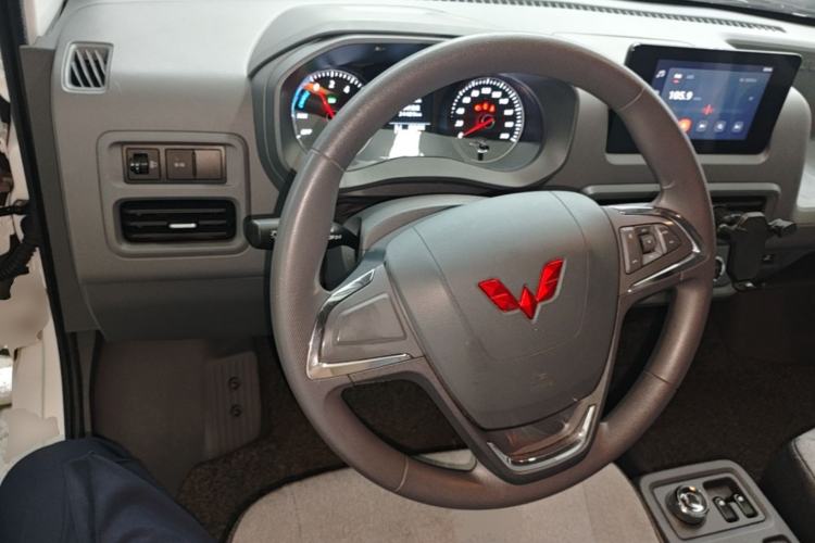 Used Wuling Yangguang 2024 300km Comfort Version with Sealed Windows 60kW Steering Wheel