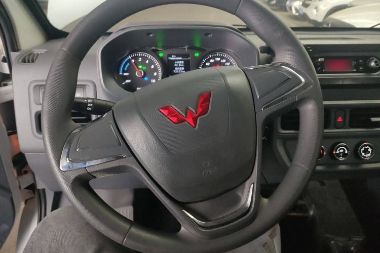 Used Wuling Yangguang 2024 300km Comfort-Grade Passenger Van 60kW Steering Wheel