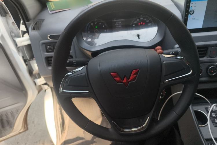 Used Wuling Yangguang 2024 300KM Comfort Version Passenger Van 75kW Steering Wheel