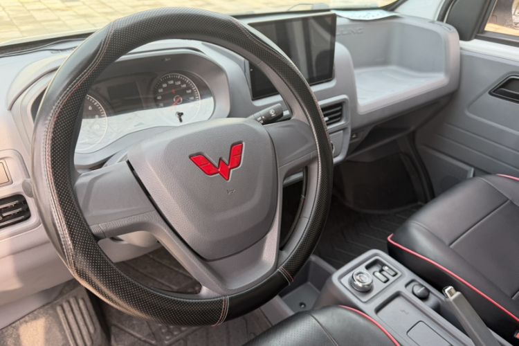 Used Wuling Yangguang 2024 300km Range Practical Window-Sealed Version 60kW Steering Wheel