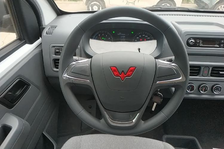 Used Wuling Yangguang 2024 300KM Comfort Version Passenger Van 75kW Steering Wheel