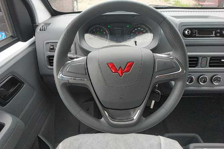 Used Wuling Yangguang 2024 300KM Comfort Version Passenger Van 75kW Steering Wheel