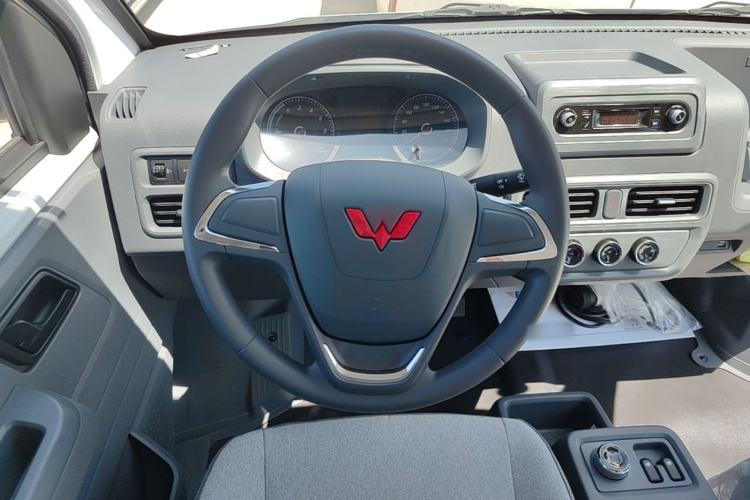 Used Wuling Yangguang 2024 300KM Comfort Version Passenger Van 75kW Steering Wheel