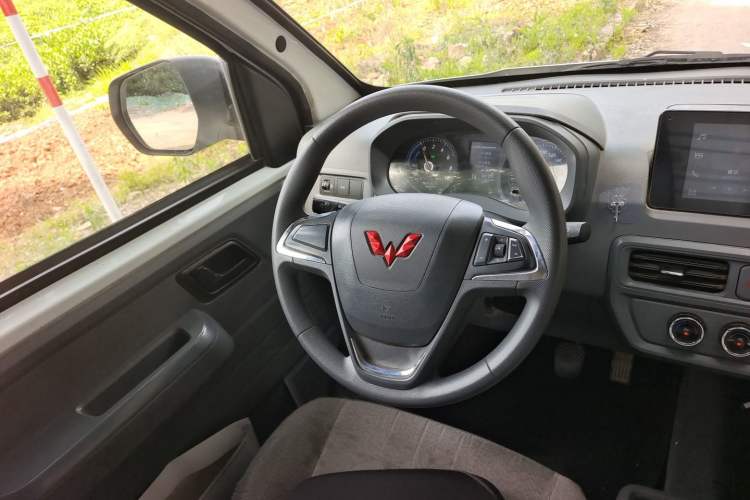 Used Wuling Yangguang 2024 300km Comfort Version with Sealed Windows 60kW Steering Wheel