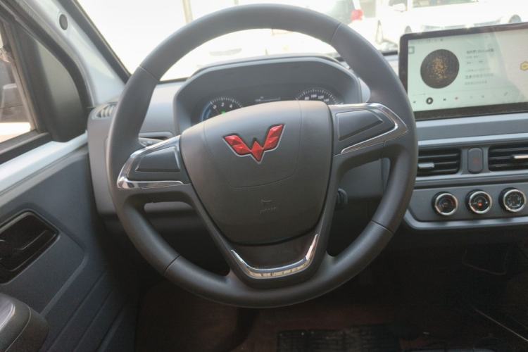 Used Wuling Yangguang 2024 300KM Comfort Version Passenger Van 75kW Steering Wheel
