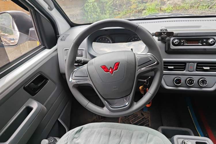 Used Wuling Yangguang 2024 300KM Comfort Version Passenger Van 75kW Steering Wheel