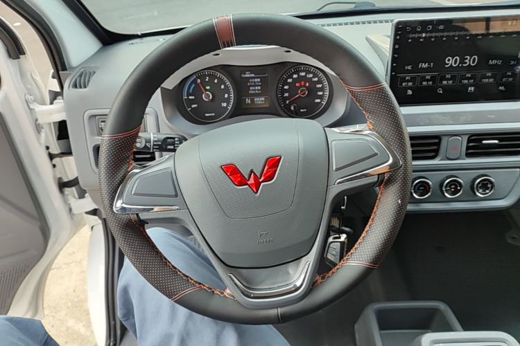 Used Wuling Yangguang 2024 300KM Comfort Version Passenger Van 75kW Steering Wheel