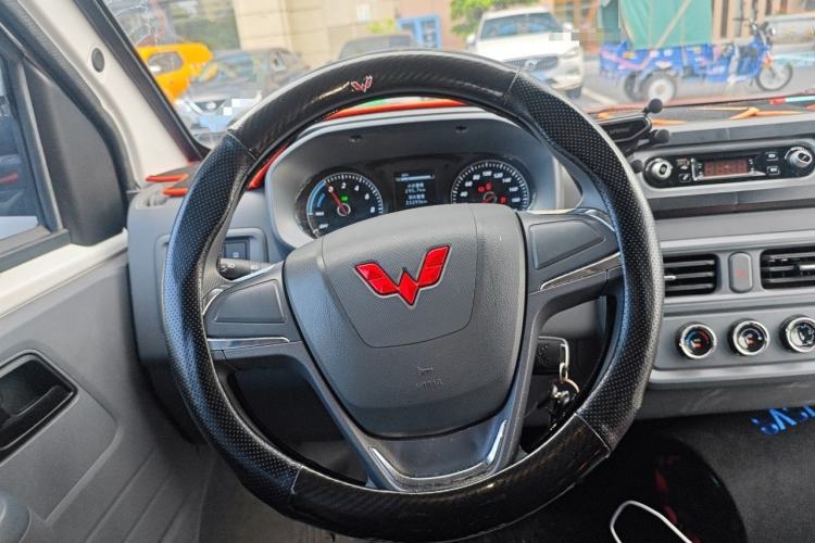 Used Wuling Yangguang 2024 300km Comfort-Grade Passenger Van 60kW Steering Wheel