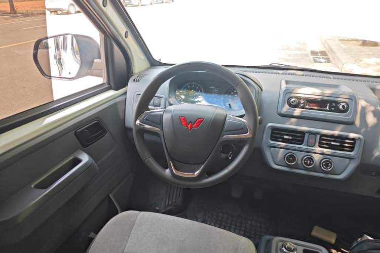 Used Wuling Yangguang 2024 300KM Comfort Version Passenger Van 75kW Steering Wheel