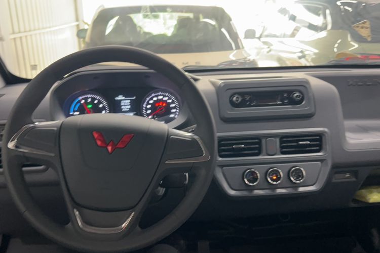 Used Wuling Yangguang 2024 300KM Comfort Version Passenger Van 75kW Steering Wheel