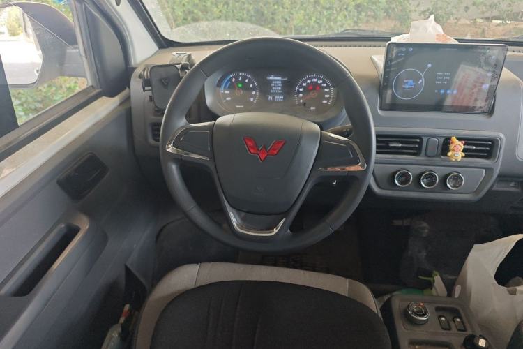 Used Wuling Yangguang 2024 300KM Comfort Version Passenger Van 75kW Steering Wheel