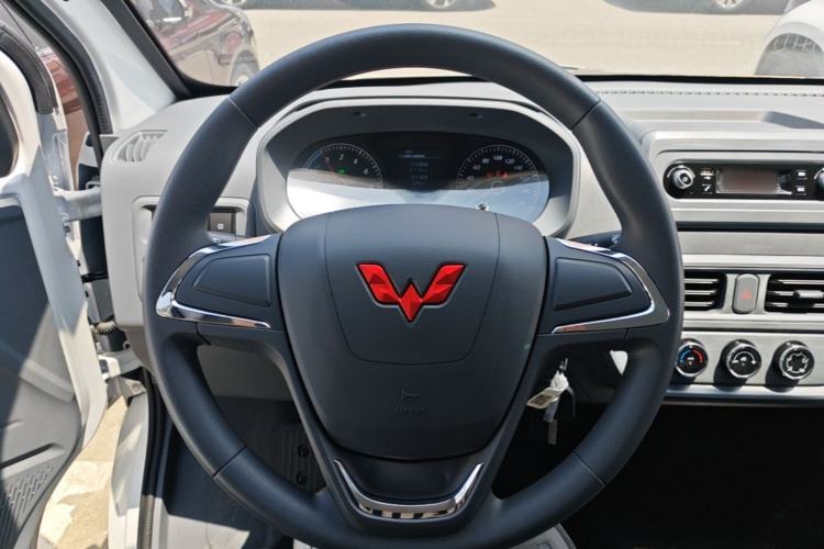 Used Wuling Yangguang 2024 300KM Comfort Version Passenger Van 75kW Steering Wheel