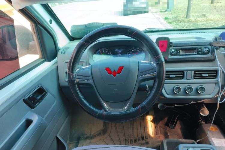 Used Wuling Yangguang 2024 300KM Comfort Version Passenger Van 75kW Steering Wheel