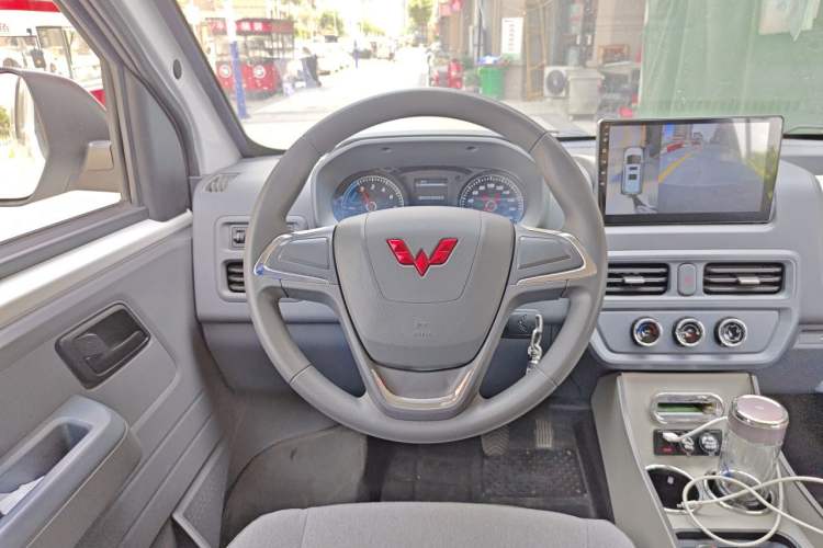 Used Wuling Yangguang 2024 300KM Comfort Version Passenger Van 75kW Steering Wheel