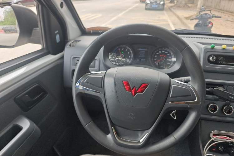 Used Wuling Yangguang 2024 300km Comfort-Grade Passenger Van 60kW Steering Wheel
