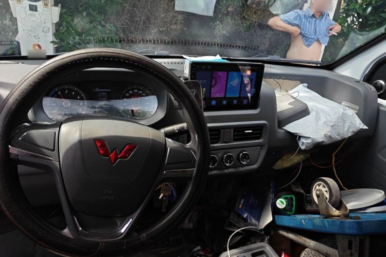 Used Wuling Yangguang 2024 300KM Comfort Version Passenger Van 75kW Steering Wheel