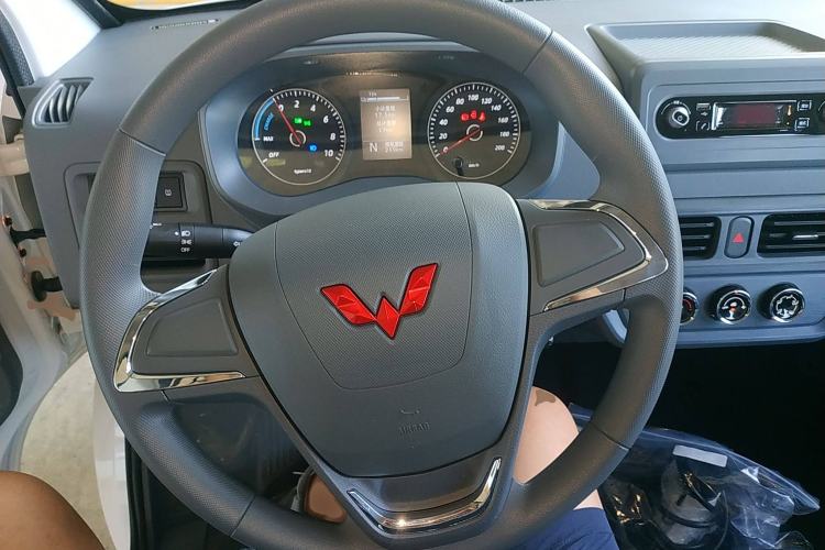 Used Wuling Yangguang 2024 300KM Comfort Version Passenger Van 75kW Steering Wheel