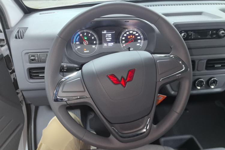 Used Wuling Yangguang 2024 300KM Comfort Version Passenger Van 75kW Steering Wheel