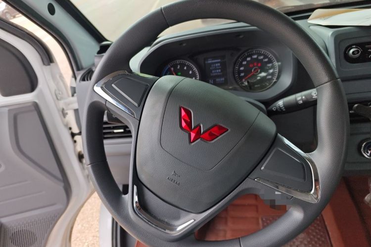 Used Wuling Yangguang 2024 300KM Comfort Version Passenger Van 75kW Steering Wheel