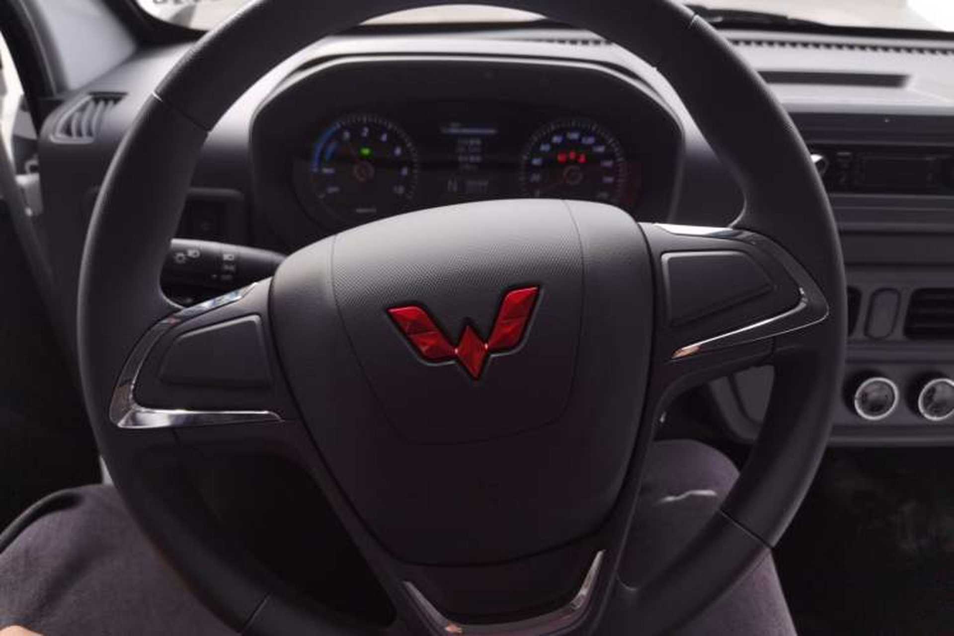 Used Wuling Yangguang 2024 300KM Comfort Version Passenger Van 75kW Steering Wheel