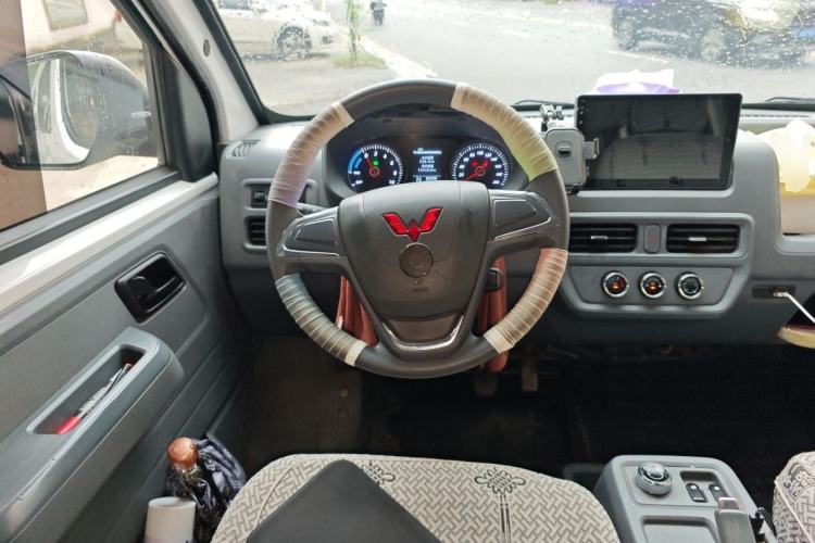 Used Wuling Yangguang 2024 300KM Comfort Version Passenger Van 75kW Steering Wheel