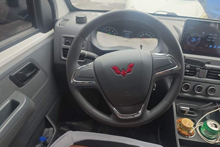 Used Wuling Yangguang 2024 300KM Comfort Version Passenger Van 75kW Steering Wheel