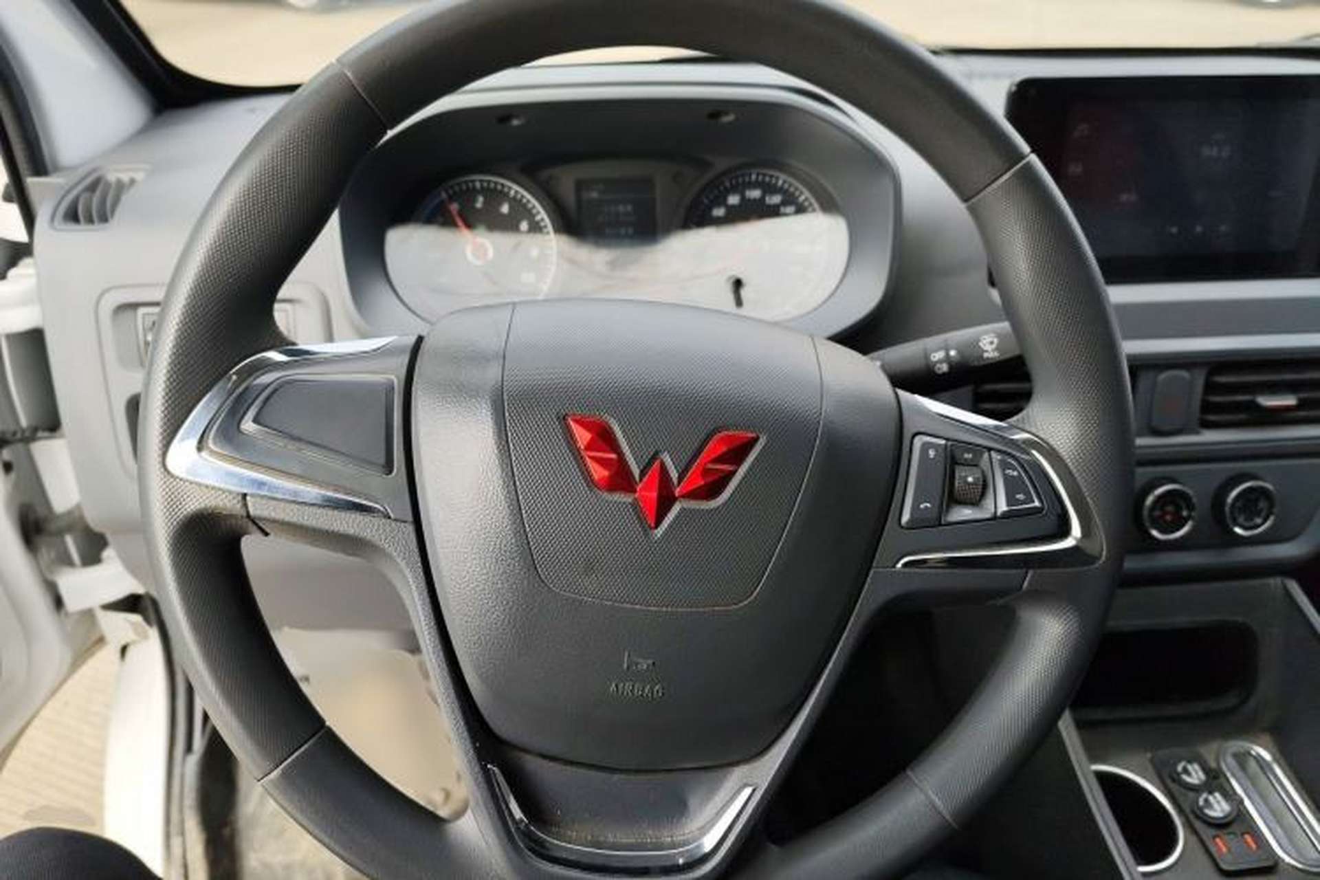Used Wuling Yangguang 2024 300km Comfort Version with Sealed Windows 60kW Steering Wheel