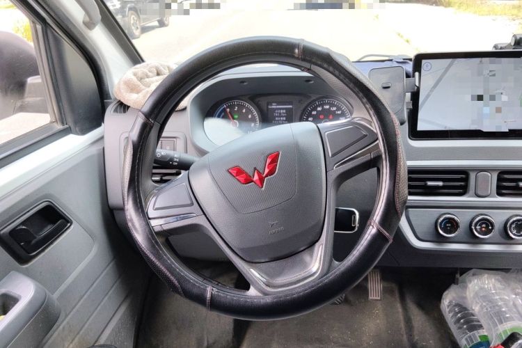 Used Wuling Yangguang 2024 300KM Comfort Version Passenger Van 75kW Steering Wheel