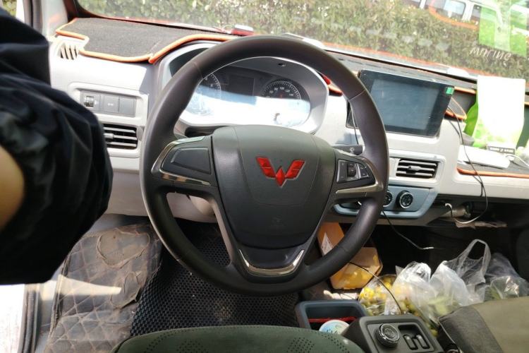 Used Wuling Yangguang 2024 300km Comfort Version with Sealed Windows 60kW Steering Wheel