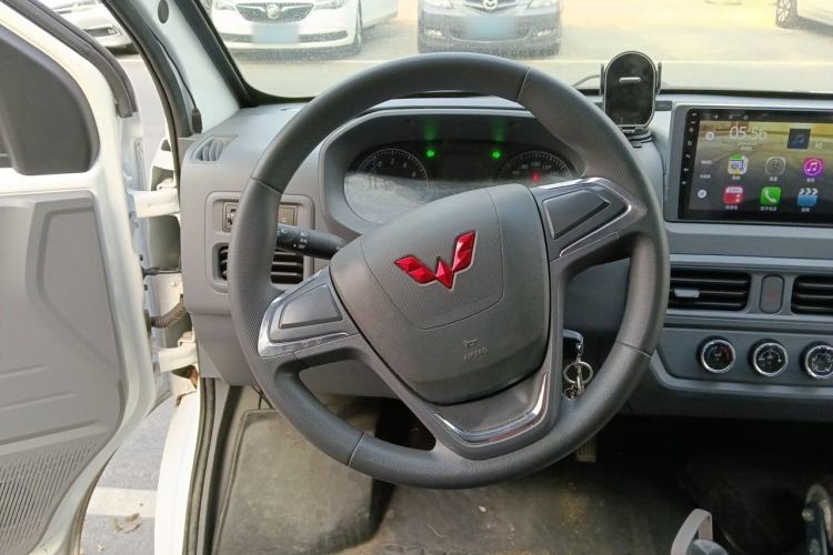 Used Wuling Yangguang 2024 300KM Comfort Version Passenger Van 75kW Steering Wheel