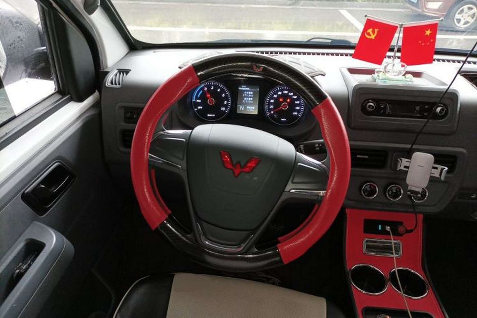 Used Wuling Yangguang 2024 300km Comfort-Grade Passenger Van 60kW Steering Wheel