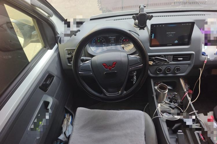Used Wuling Yangguang 2024 300KM Comfort Version Passenger Van 75kW Steering Wheel
