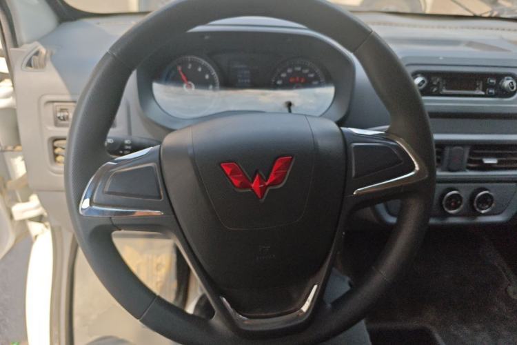 Used Wuling Yangguang 2024 300km Comfort-Grade Passenger Van 60kW Steering Wheel
