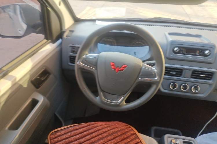 Used Wuling Yangguang 2024 300KM Comfort Version Passenger Van 75kW Steering Wheel
