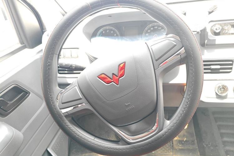 Used Wuling Yangguang 2024 300KM Comfort Version Passenger Van 75kW Steering Wheel