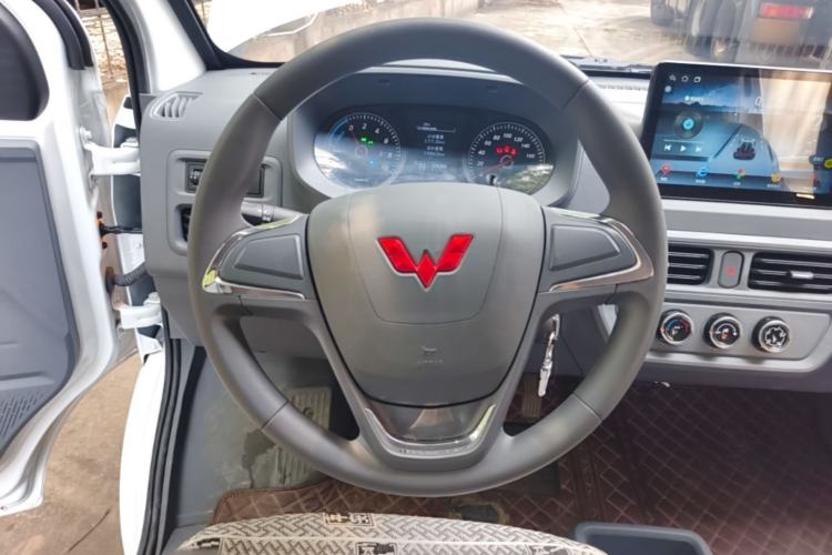 Used Wuling Yangguang 2024 300KM Comfort Version Passenger Van 75kW Steering Wheel