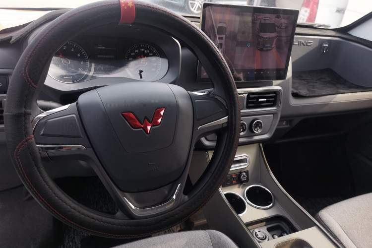 Used Wuling Yangguang 2024 300KM Comfort Version Passenger Van 75kW Steering Wheel