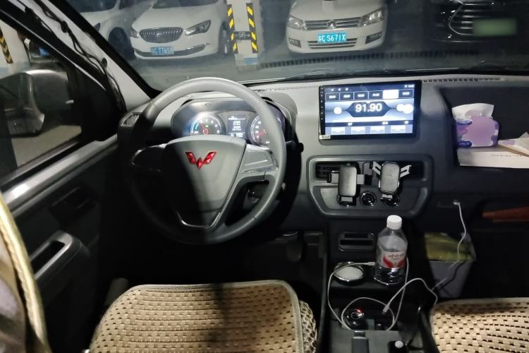 Used Wuling Yangguang 2024 300KM Comfort Version Passenger Van 75kW Steering Wheel
