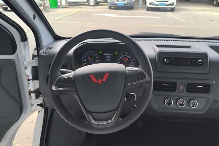 Used Wuling Yangguang 2024 300KM Comfort Version Passenger Van 75kW Steering Wheel