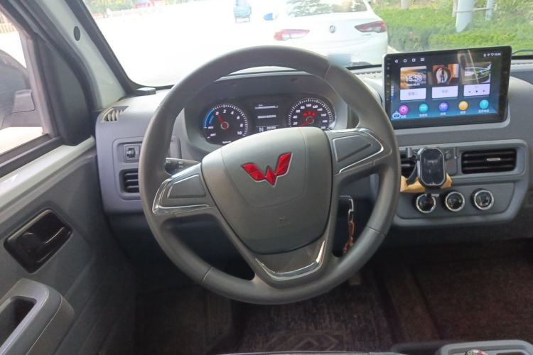 Used Wuling Yangguang 2024 300km Comfort-Grade Passenger Van 60kW Steering Wheel