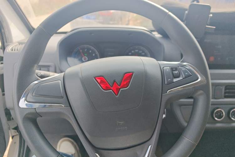 Used Wuling Yangguang 2024 300km Comfort Version with Sealed Windows 60kW Steering Wheel