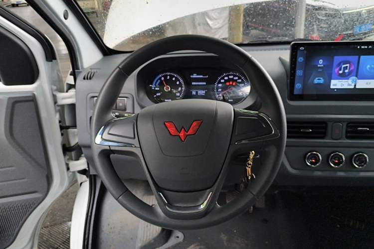 Used Wuling Yangguang 2024 300KM Comfort Version Passenger Van 75kW Steering Wheel