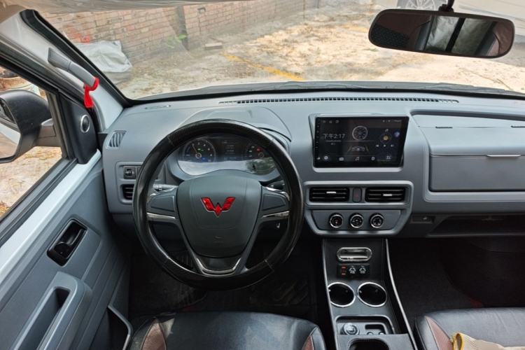 Used Wuling Yangguang 2024 300KM Comfort Version Passenger Van 75kW Steering Wheel