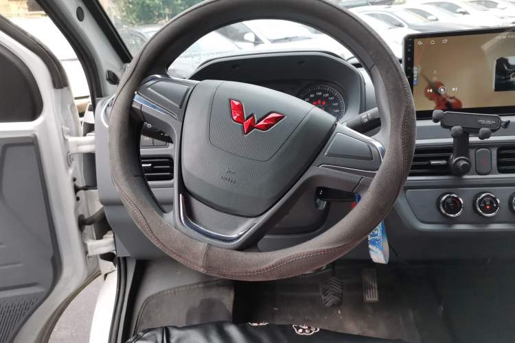 Used Wuling Yangguang 2024 300KM Comfort Version Passenger Van 75kW Steering Wheel