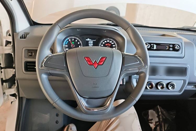 Used Wuling Yangguang 2024 300KM Comfort Version Passenger Van 75kW Steering Wheel